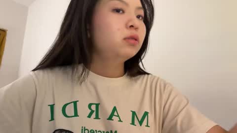 Snapshot of hola_sunflower chatting on 10-15-25, 02:06 amy online show from 10-15-25, 02:06