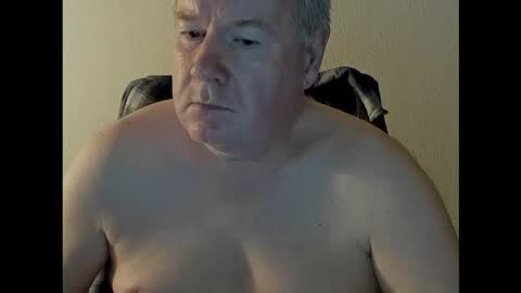 Snapshot of holgerhb53 chatting on 10-12-25, 03:33 Holger online show from 10-12-25, 03:33