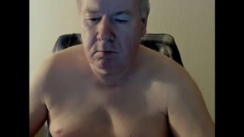 Snapshot of holgerhb53 chatting on 10-13-25, 04:07 Holger online show from 10-13-25, 04:07