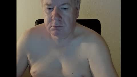 Snapshot of holgerhb53 chatting on 10-19-25, 02:56 Holger online show from 10-19-25, 02:56
