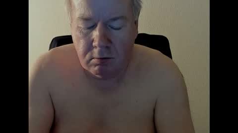 Snapshot of holgerhb53 chatting on 10-19-25, 03:01 Holger online show from 10-19-25, 03:01