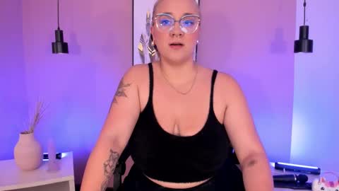 Hollie online show from 09-10-25, 12:05