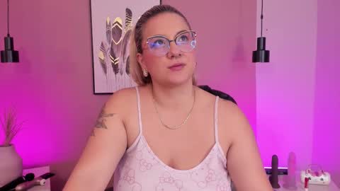 Hollie online show from 10-11-25, 10:14