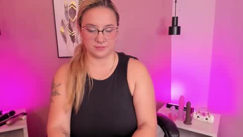 Hollie online show from 10-30-25, 12:17