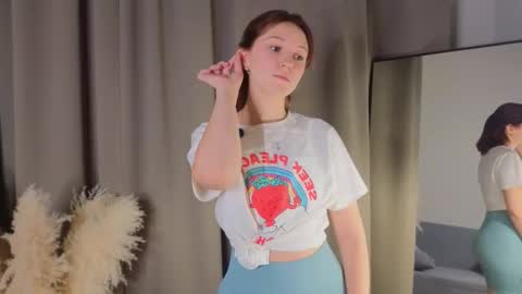 Snapshot of hollihurrigan chatting on 11-20-25, 12:05 Molly online show from 11-20-25, 12:05