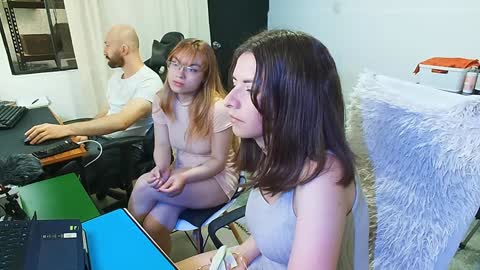 Holly and Honey online show from 12-17-24, 08:54