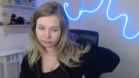 Holly online show from 02-05-25, 06:13