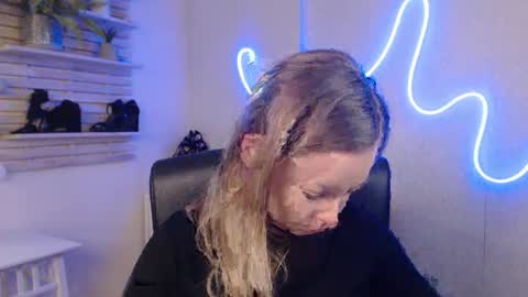 Holly online show from 02-10-25, 01:46