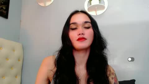 Snapshot of holly_sunshine69 chatting on 12-24-24, 11:28 Apple online show from 12-24-24, 11:28