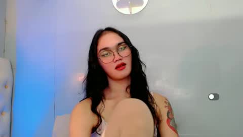 Snapshot of holly_sunshine69 chatting on 01-21-25, 10:08 Apple online show from 01-21-25, 10:08