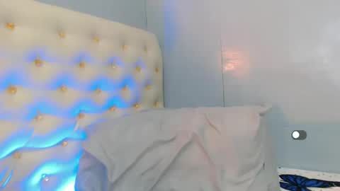 Snapshot of holly_sunshine69 chatting on 02-18-25, 08:16 Apple online show from 02-18-25, 08:16