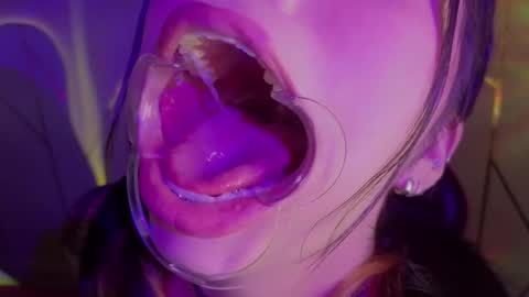 Snapshot of hollyxx_ chatting on 02-10-26, 11:31 holly online show from 02-10-26, 11:31