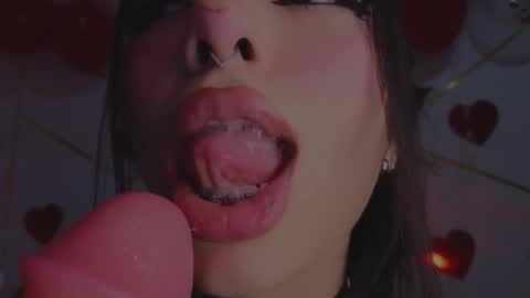 Snapshot of hollyxx_ chatting on 02-16-26, 04:36 holly online show from 02-16-26, 04:36