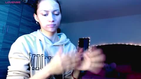 Juli online show from 12-16-25, 04:06