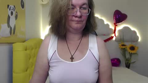 Snapshot of holymilfa chatting on 02-21-25, 08:40 holymilfa online show from 02-21-25, 08:40