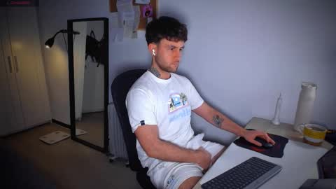 Snapshot of honestandrew chatting on 02-10-26, 08:24 Andrew online show from 02-10-26, 08:24