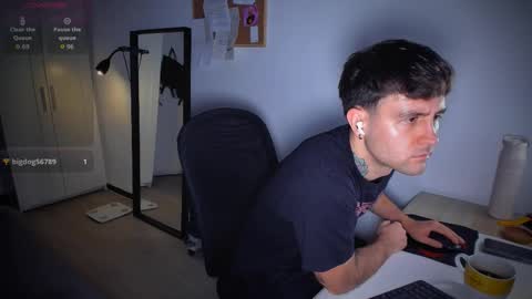 Snapshot of honestandrew chatting on 02-11-26, 08:30 Andrew online show from 02-11-26, 08:30