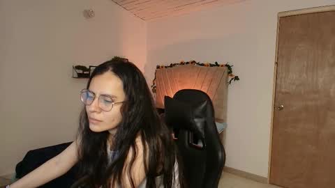 Snapshot of honey_buu chatting on 09-16-25, 01:34 online show from 09-16-25, 01:34
