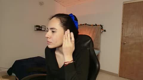 Snapshot of honey_buu chatting on 09-17-25, 01:35 online show from 09-17-25, 01:35