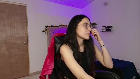 Snapshot of honey_buu chatting on 09-25-25, 03:27 online show from 09-25-25, 03:27