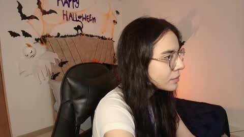 Snapshot of honey_buu chatting on 10-13-25, 02:28 online show from 10-13-25, 02:28
