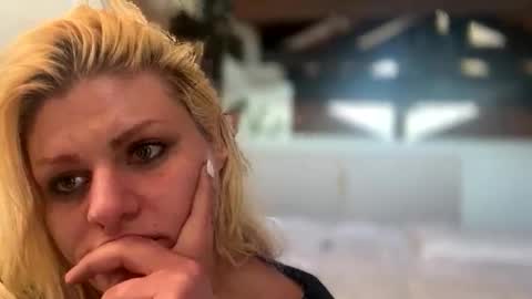 Snapshot of honeybuhnny chatting on 02-25-26, 12:53 honeybuhnny online show from 02-25-26, 12:53