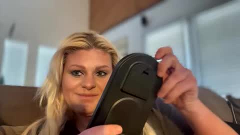 Snapshot of honeybuhnny chatting on 03-02-26, 01:08 honeybuhnny online show from 03-02-26, 01:08