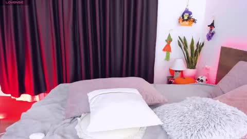 HoneyCarrol online show from 10-27-25, 04:11