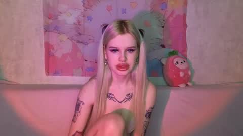 Snapshot of honeygold__ chatting on 11-22-25, 01:37 Lisa online show from 11-22-25, 01:37