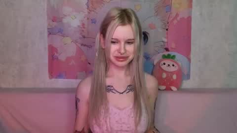 Snapshot of honeygold__ chatting on 12-15-25, 03:55 Lisa online show from 12-15-25, 03:55