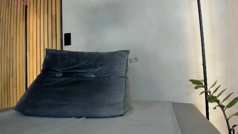 Sofia independent model online show from 12-19-25, 11:39