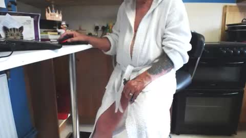 honeymaster290 online show from 10-14-25, 01:56