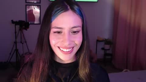 Snapshot of honeyypeaach chatting on 02-14-25, 10:25    online show from 02-14-25, 10:25