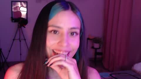 Snapshot of honeyypeaach chatting on 02-20-25, 12:41    online show from 02-20-25, 12:41