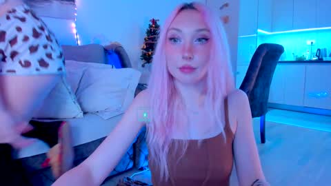 Snapshot of hornybunnys chatting on 12-21-24, 10:40 Alex and Rosie online show from 12-21-24, 10:40