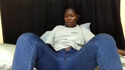 Snapshot of hot_darling95 chatting on 10-08-25, 06:33 Milly online show from 10-08-25, 06:33