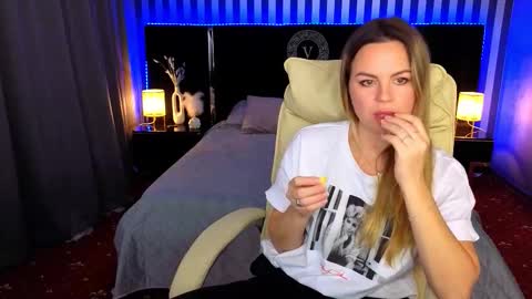 Snapshot of hot_natallie chatting on 11-21-25, 02:27 hot_natallie online show from 11-21-25, 02:27