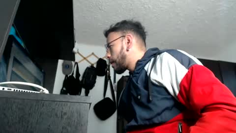 Snapshot of hotdereck33 chatting on 02-19-25, 06:32 hotdereck33 online show from 02-19-25, 06:32