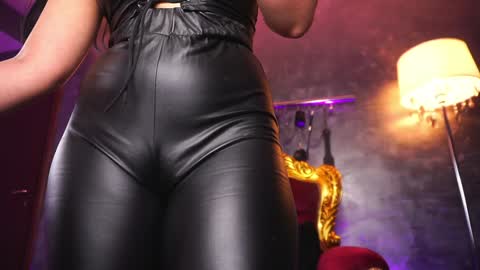 Snapshot of hotdesy_ chatting on 01-18-25, 01:18 Mistress online show from 01-18-25, 01:18