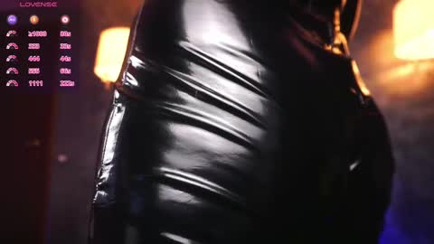 Snapshot of hotdesy_ chatting on 02-28-25, 06:32 Mistress online show from 02-28-25, 06:32