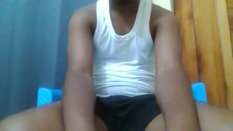 Snapshot of hotguyy001 chatting on 10-14-25, 05:30 hotguyy001 online show from 10-14-25, 05:30