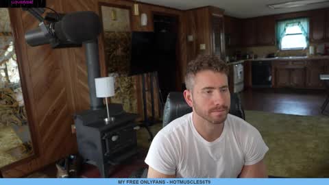 Snapshot of hotmuscles6t9 chatting on 03-07-25, 03:18 hotmuscles6t9 online show from 03-07-25, 03:18