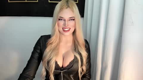 Snapshot of hotstellacumxxx chatting on 10-12-25, 09:36 STELLA online show from 10-12-25, 09:36