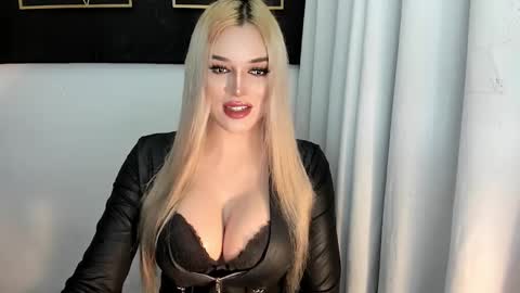 Snapshot of hotstellacumxxx chatting on 10-25-25, 05:15 STELLA online show from 10-25-25, 05:15