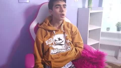 hottiie_guy online show from 10-21-25, 06:19