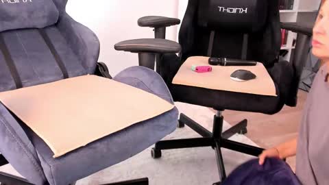 Nessie and Jessie online show from 10-25-25, 10:45