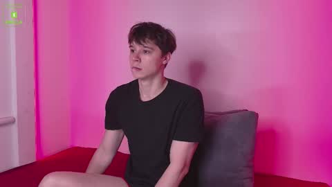 Snapshot of hugebangins_ chatting on 10-18-25, 04:59 ANTHONY online show from 10-18-25, 04:59