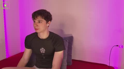 Snapshot of hugebangins_ chatting on 10-19-25, 04:35 ANTHONY online show from 10-19-25, 04:35