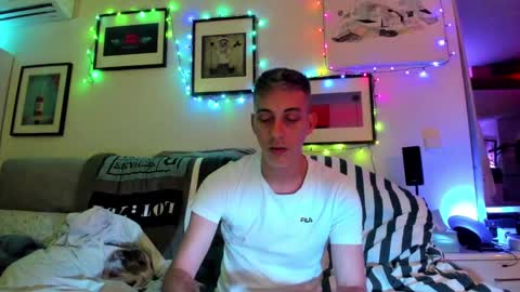 Snapshot of hugolandcam chatting on 12-12-24, 12:27 Hugo online show from 12-12-24, 12:27