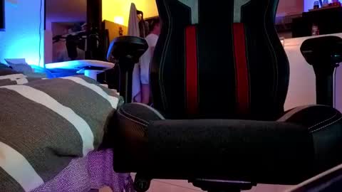 Snapshot of hugolandcam chatting on 12-30-24, 10:01 Hugo online show from 12-30-24, 10:01